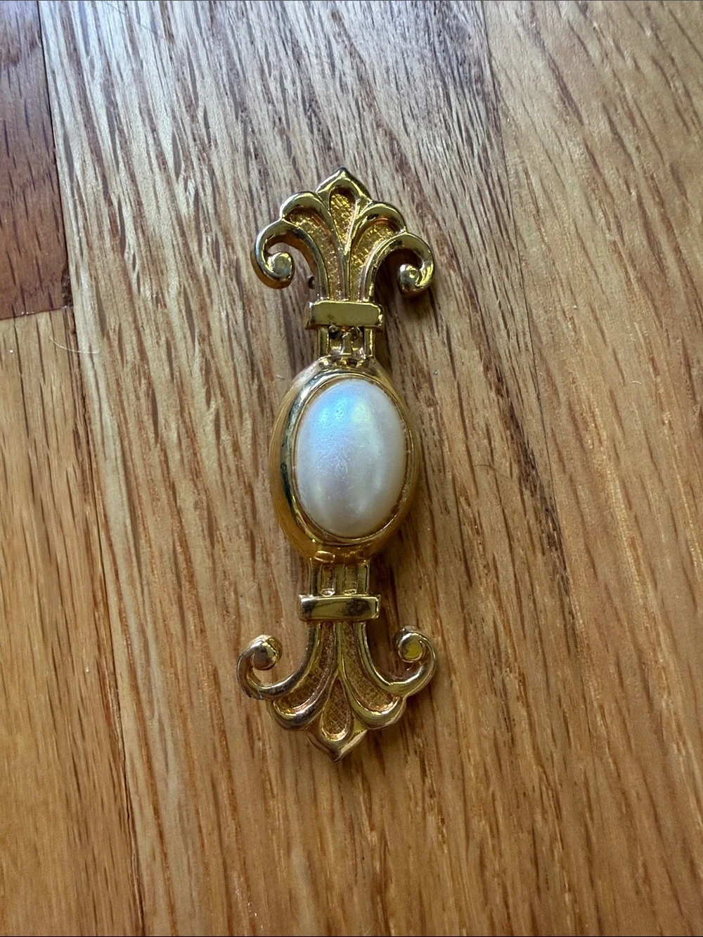 Gold Tone Fleur-Style Brooch with Pearl